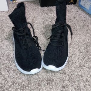 Woman sneakers size 8 brand new never worn